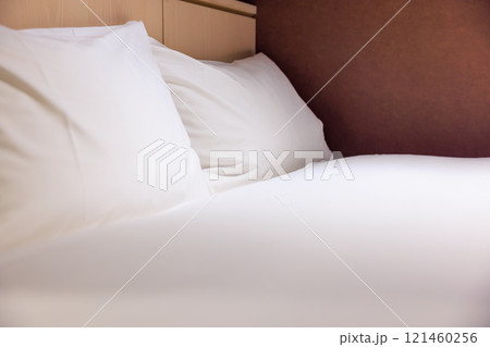 ビジネスホテルのベッド 121460256
