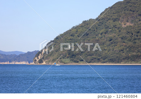 女木島南端の女木島灯台（高松港玉藻防波堤から見る） 121460804