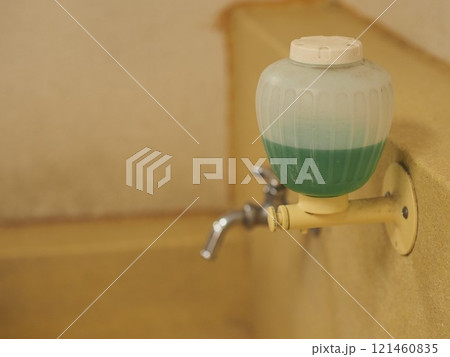 液体石鹸と蛇口(学校の手洗い場) 液体石鹸と蛇口(学校の手洗い場) 121460835