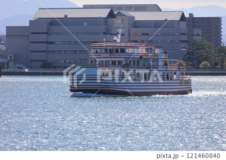 高松港を出航するシマシマめおん 高松港を出航するシマシマめおん 121460840