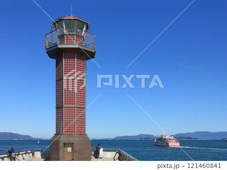 高松港の赤灯台(せとしるべ)とシマシマめおん 高松港の赤灯台(せとしるべ)とシマシマめおん 121460841