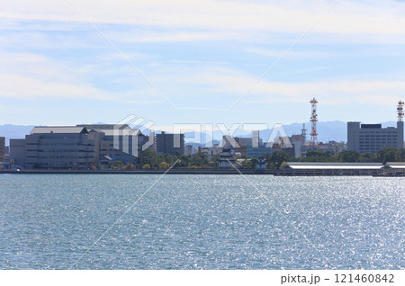 海側から見た高松市街(高松城、高松港、四国電力、西日本放送、三越、瓦町フラッグ、レクザムホールなど 海側から見た高松市街(高松城、高松港、四国電力、西日本放送、三越、瓦町フラッグ、レクザムホールなど 121460842