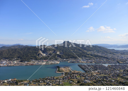 高松市の源平の古戦場壇ノ浦、庵治石の石切場、その後ろの五剣山 121460848