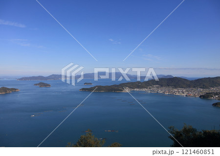 高松市庵治町、庵治半島の先端と内海の島々、遠景は小豆島 121460851