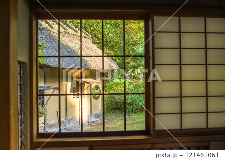 離れより茅葺屋根の草庵茶室を観る　鳥潟会館　秋田県大館市 121461061
