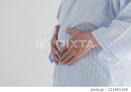 会社の健康診断でメタボリックシンドロームを指摘された男性　顔無し 121461169