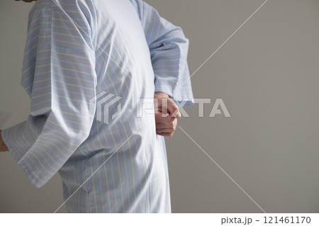 腰痛で腰を気にする男性 121461170