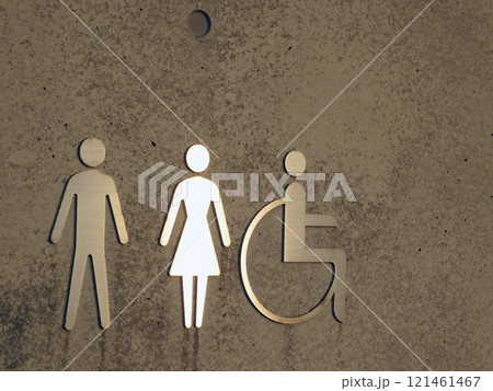 コンクリートの壁に貼られたトイレマーク 121461467