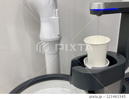 うがい用コップに注がれる水 121461545