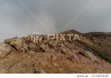 雲の中の吾妻小富士山頂 121461630