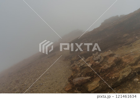 雲の中の吾妻小富士山頂 雲の中の吾妻小富士山頂 121461634