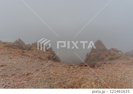 雲の中の吾妻小富士山頂 121461635