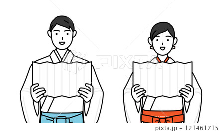 祝詞を奏上する神社の神主と巫女 121461715