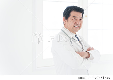 白衣の男性医師 121461735