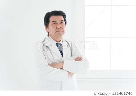 考える白衣の男性医師 考える白衣の男性医師 121461740
