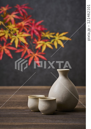 日本酒イメージ 徳利とお猪口のセット もみじ 日本酒イメージ 徳利とお猪口のセット もみじ 121462101