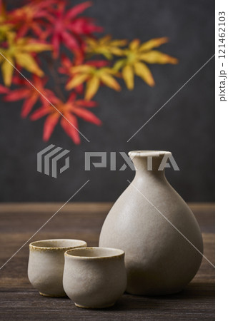 日本酒イメージ　徳利とお猪口のセット　もみじ 121462103