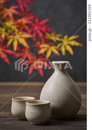 日本酒イメージ　徳利とお猪口のセット　もみじ 121462104