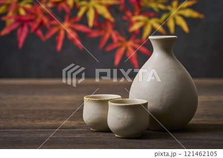 日本酒イメージ　徳利とお猪口のセット　もみじ 121462105