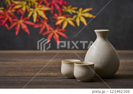 日本酒イメージ　徳利とお猪口のセット　もみじ 121462108