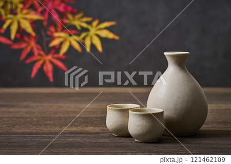 日本酒イメージ　徳利とお猪口のセット　もみじ 121462109