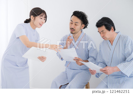 病院や健診施設での健康診断や人間ドッグを看護師が説明するイメージ 121462251