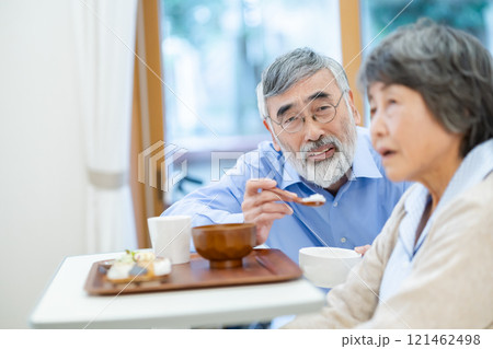妻に食事を与えるシニア男性 121462498