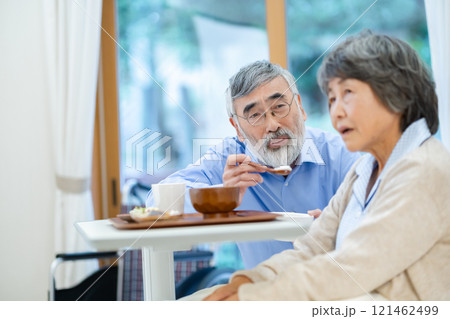 妻に食事を与えるシニア男性 121462499