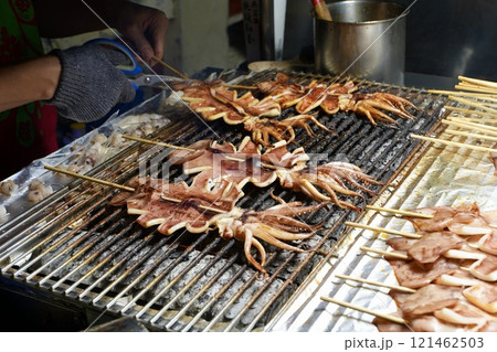 台湾夜市・屋台イメージ・イカ焼き 台湾夜市・屋台イメージ・イカ焼き 121462503