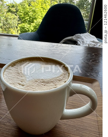 ハートのラテアート　マグカップに淹れたカフェラテ 121462600