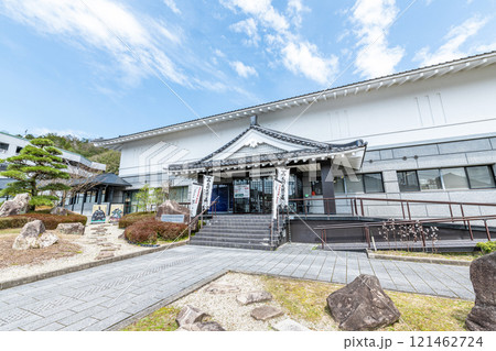 広島県安芸高田市　晴天の安芸高田市歴史民族博物館 121462724