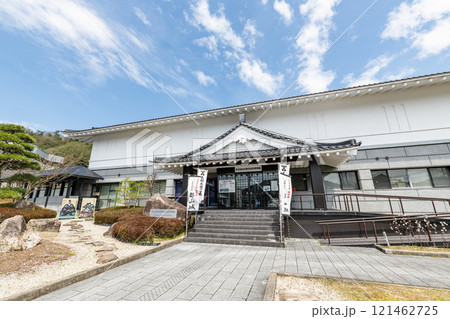 広島県安芸高田市　晴天の安芸高田市歴史民族博物館 121462725