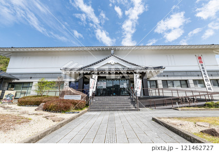 広島県安芸高田市　晴天の安芸高田市歴史民族博物館 121462727