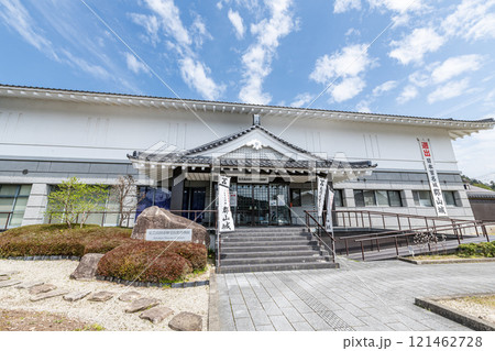 広島県安芸高田市　晴天の安芸高田市歴史民族博物館 121462728