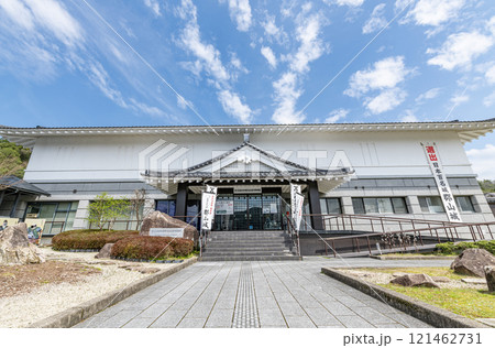 広島県安芸高田市　晴天の安芸高田市歴史民族博物館 121462731