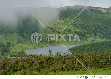東吾妻山山頂から見える鎌沼 東吾妻山山頂から見える鎌沼 121462849