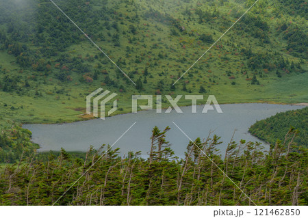 東吾妻山山頂から見える鎌沼 東吾妻山山頂から見える鎌沼 121462850