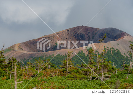 東吾妻山山頂から見える吾妻小富士 121462858