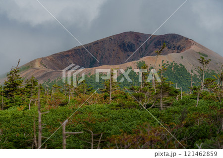 東吾妻山山頂から見える吾妻小富士 東吾妻山山頂から見える吾妻小富士 121462859