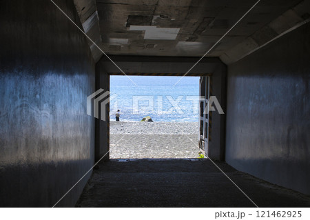 【神奈川県】御幸の浜・海へと続くトンネル 121462925