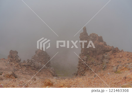 雲の中の吾妻小富士山頂 121463308