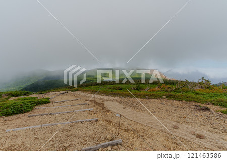 東吾妻山山頂から見る一切経山 121463586