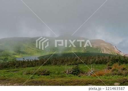 東吾妻山山頂から見える鎌沼 121463587