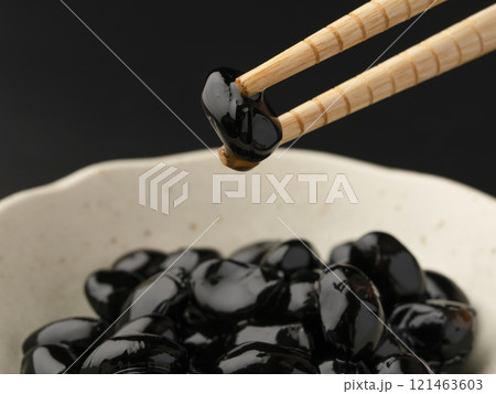 黒豆を箸で持ち上げる 121463603