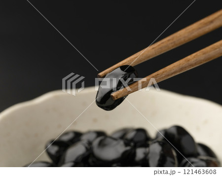 黒豆を箸で持ち上げる 121463608