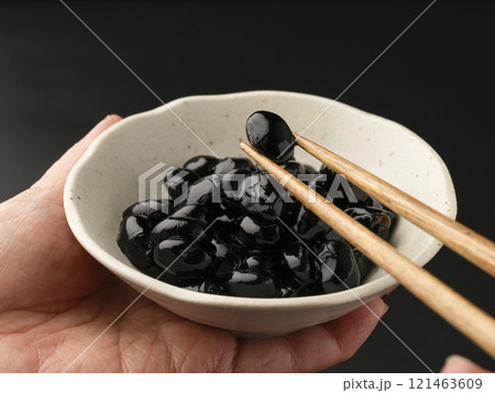 黒豆を箸で持ち上げる 121463609