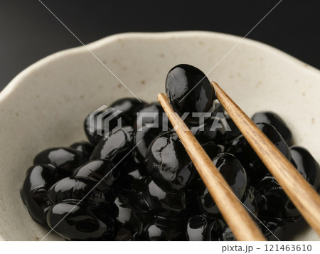 黒豆を箸で持ち上げる 黒豆を箸で持ち上げる 121463610