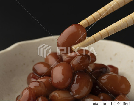 金時豆の煮物 煮豆を箸で持ち上げる 金時豆の煮物 煮豆を箸で持ち上げる 121463666