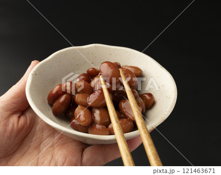 金時豆の煮物　煮豆を箸で持ち上げる 121463671