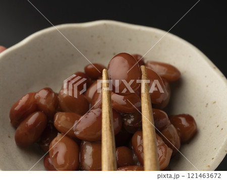 金時豆の煮物　煮豆を箸で持ち上げる 121463672